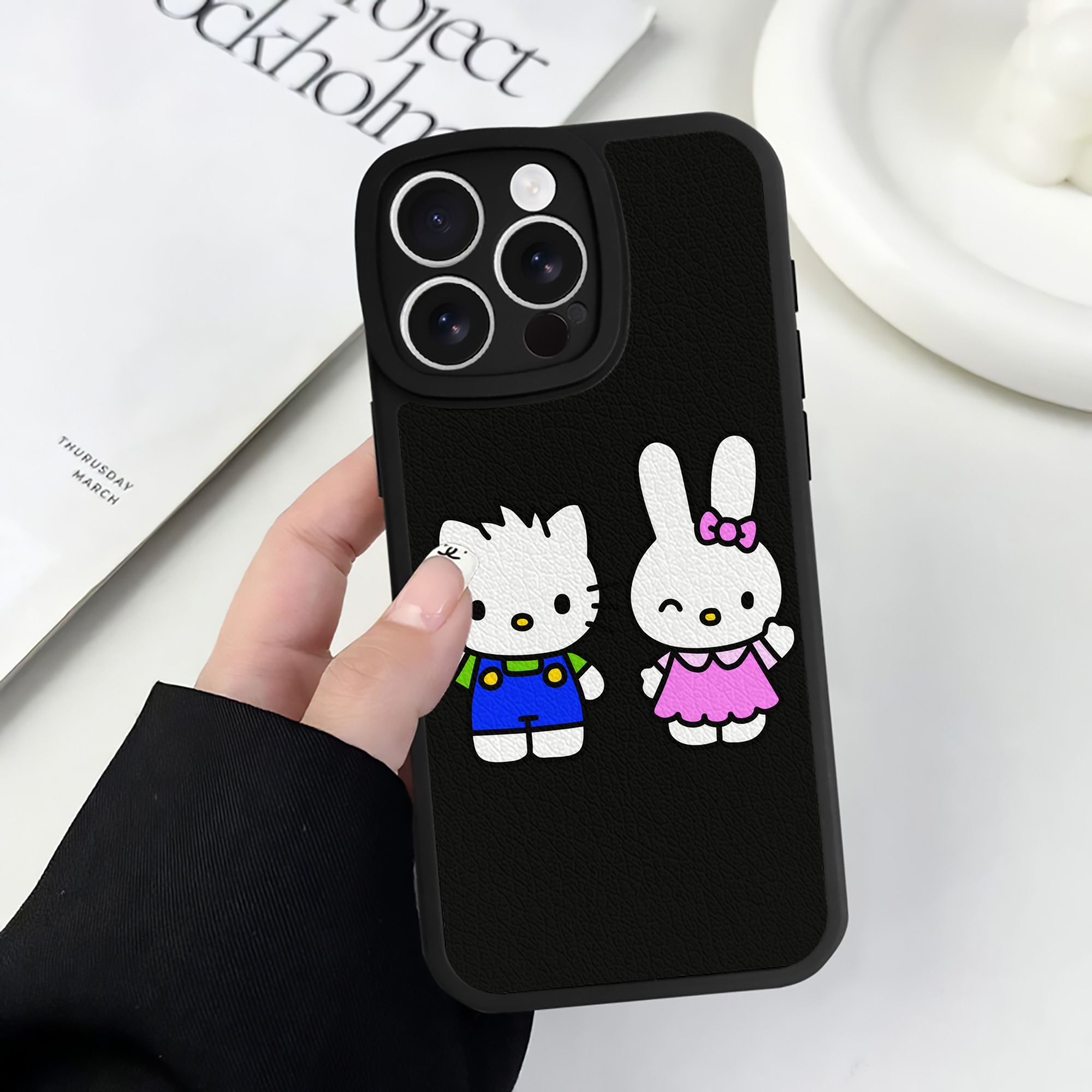 （画像用） Hello Kitty ハローキティ 【iPhone 16シリーズ対応】シリコンスマホケース（レザー調） 材質：シリコン